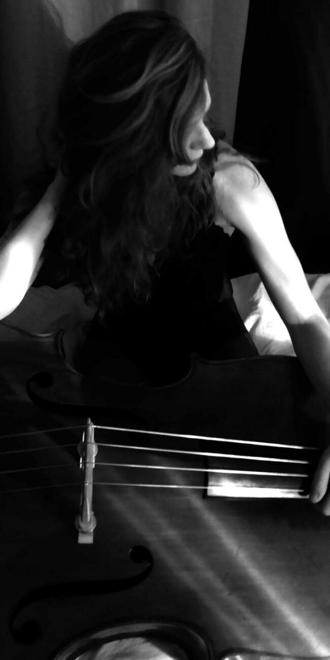 Félicie Bazelaire, contrebassiste, violoncelliste